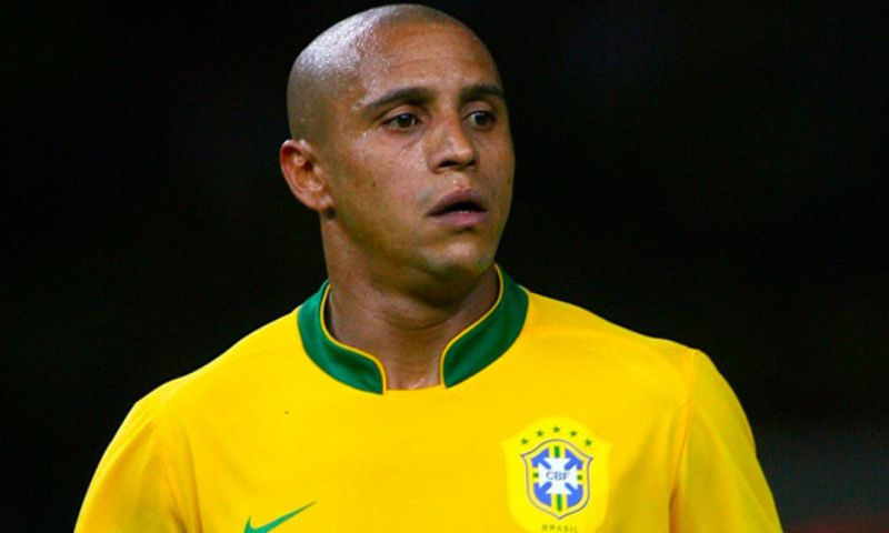 Chi Tiết Sự Kiện Roberto Carlos bị cấm đá pen